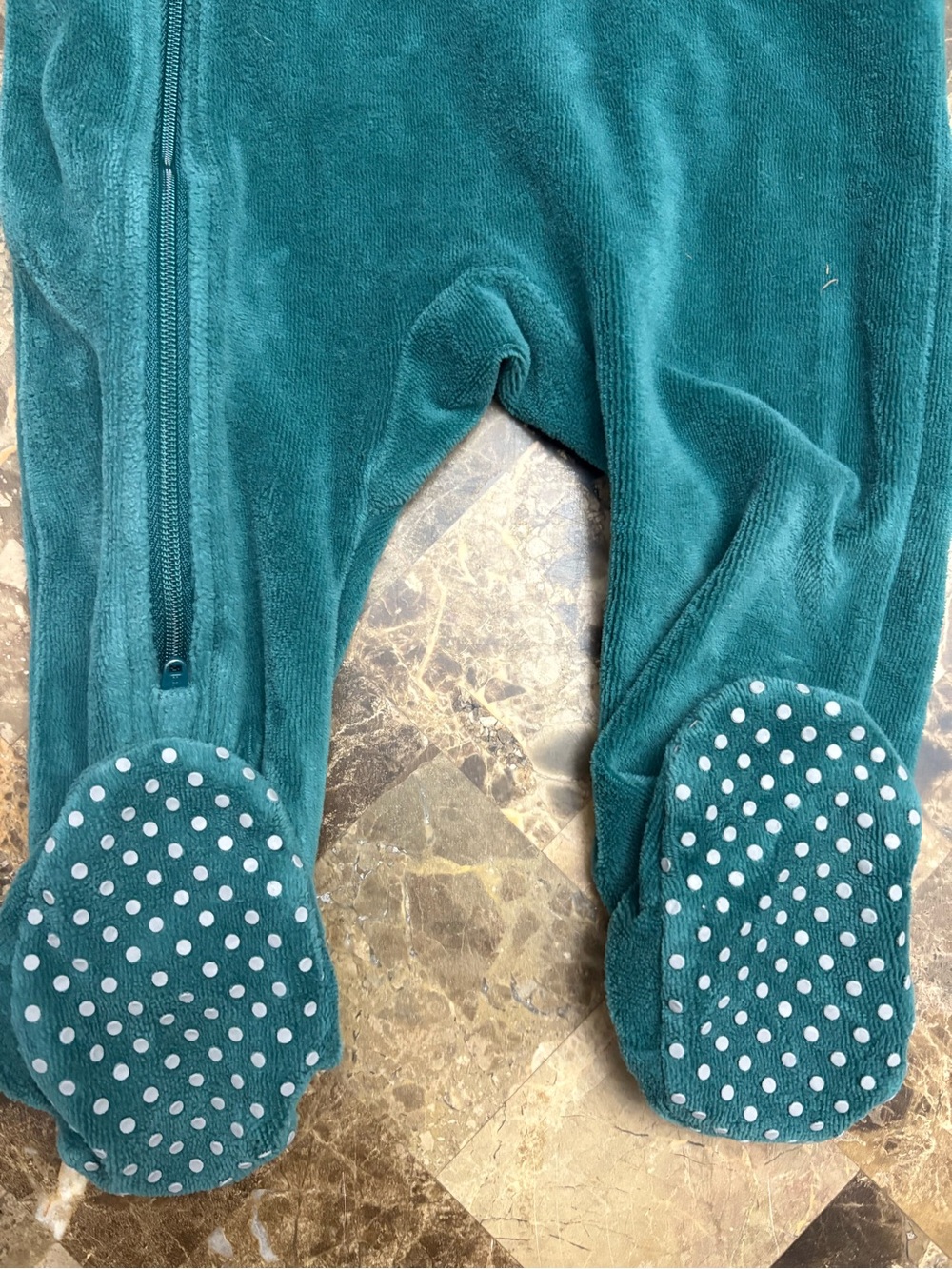 4/30$ Disney Green Mickey Mouse Holiday unisex Pajamas 12 months - Picture 2 of 4